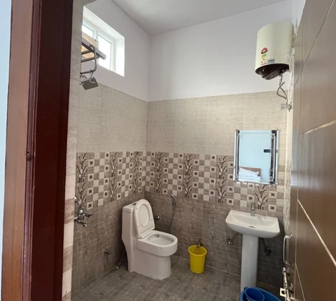 yoga-ayurveda-school-rishikesh-india-bathroom-accommodation