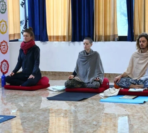 yoga-hall-picture-ayurveda-yoga-school-rishikesh-india-accommodation
